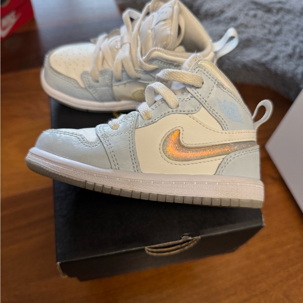 ❤️SOLD-JORDAN 1 MID SE❤️